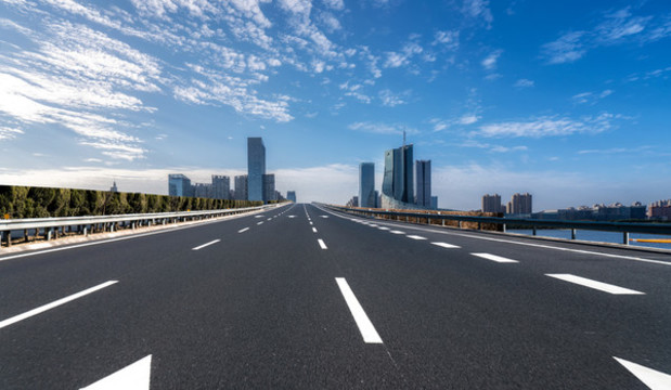 高速公路天際線和辦公寫(xiě)字樓