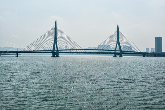 跨江大橋