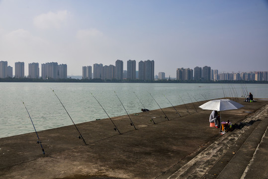 江邊釣魚