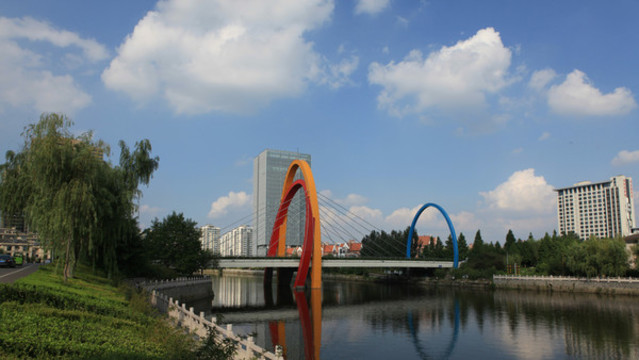 藍(lán)天白云橋