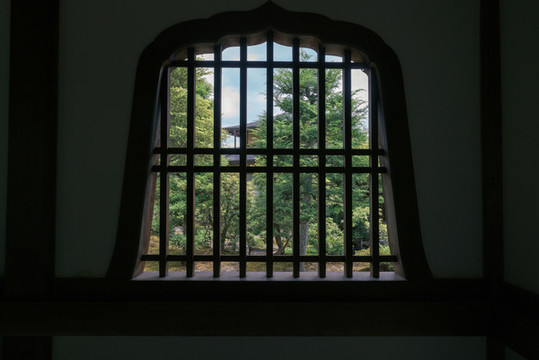 木窗中看日本傳統(tǒng)寺廟建筑園林