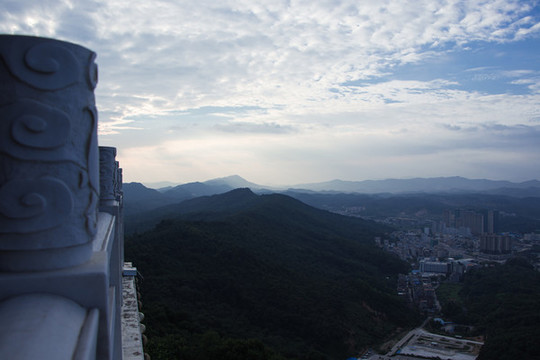 掛榜閣上眺望群山