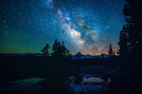 星空银河与雪山湖泊