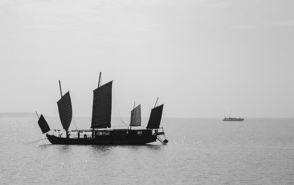 湖面舊式木帆船