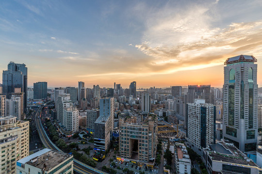 廈門夏季城市黃昏天際線風景