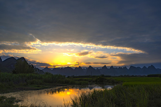 小河流水青山延綿夕陽(yáng)西下