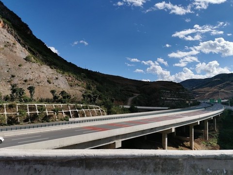 藍(lán)天白云下的高速公路