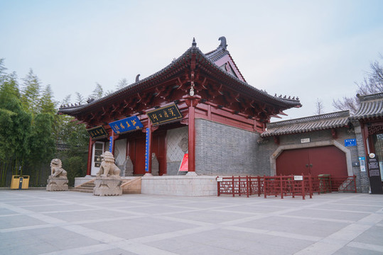 中國(guó)泰州古鎮(zhèn)街道和望海樓地標(biāo)