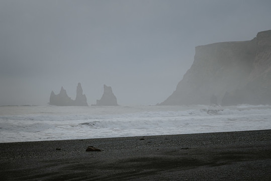 冬季冰島黑沙灘陰天自然景觀