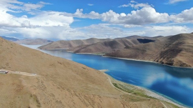 西藏高清國(guó)內(nèi)藍(lán)天白云羊湖風(fēng)景