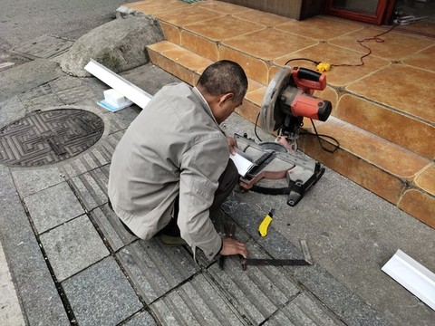 師傅在切割金屬
