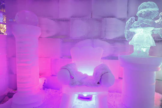 冰雪城堡內(nèi)彩色光影照映的夢幻冰