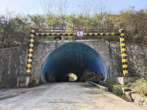 限高4米的隧道