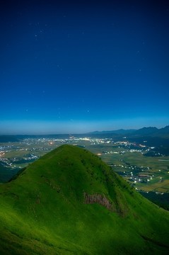 大山上俯瞰城市夜景