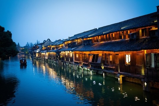 沿河夜景建筑物燈光秀