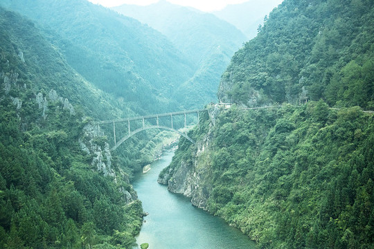 峽谷河流橋