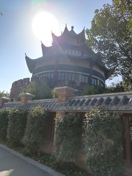 陽(yáng)光下的吊腳樓