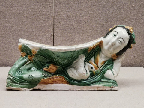 三彩臥女抱鵝枕