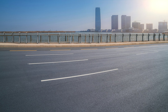 中國(guó)宜興現(xiàn)代城市建筑和高速公路