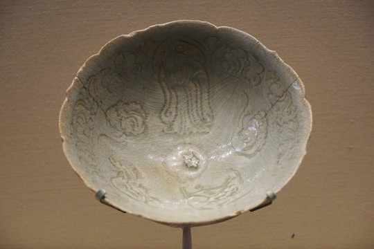 南宋景德鎮(zhèn)窯白釉龜鶴仙人紋碗