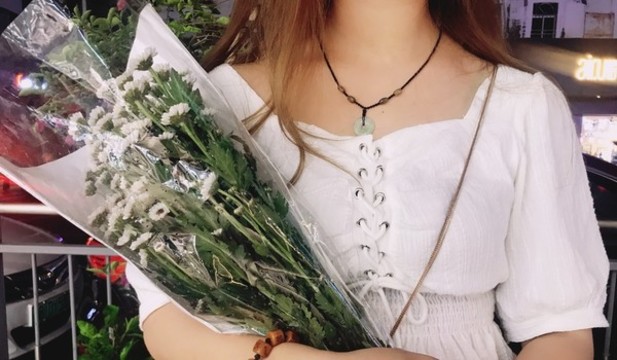 手捧小雛菊
