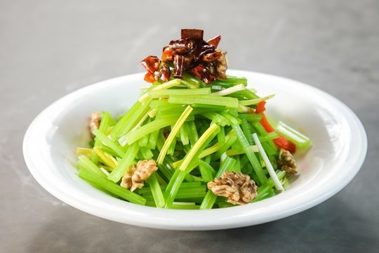 信陽(yáng)芹拌桃仁