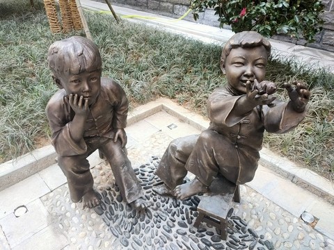 小孩兒童雕塑