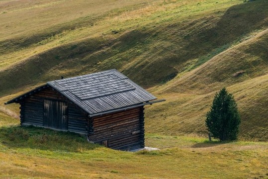 意大利多洛米蒂山間的小木屋