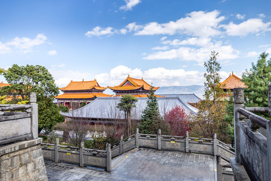 藍(lán)天白云下的大理崇圣寺景觀