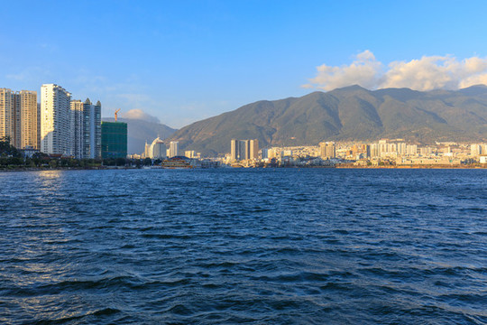云南大理蒼山洱海早晨陽光