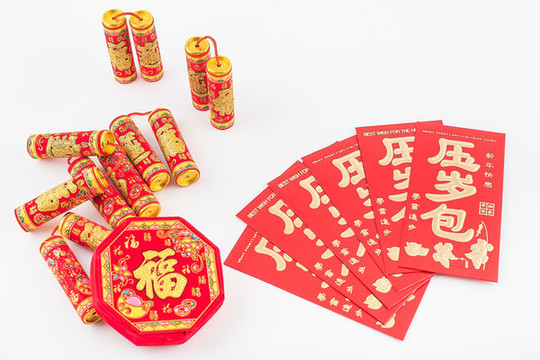 壓歲包和爆竹新年春節(jié)主題圖片