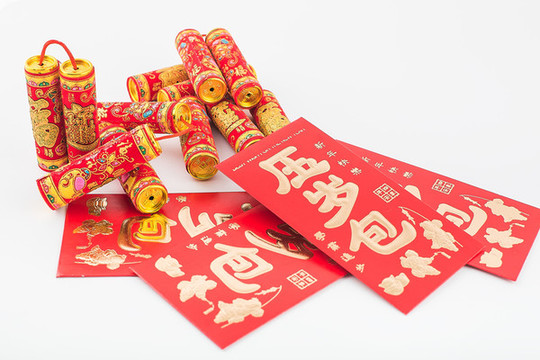 壓歲包和爆竹新年春節(jié)主題圖片