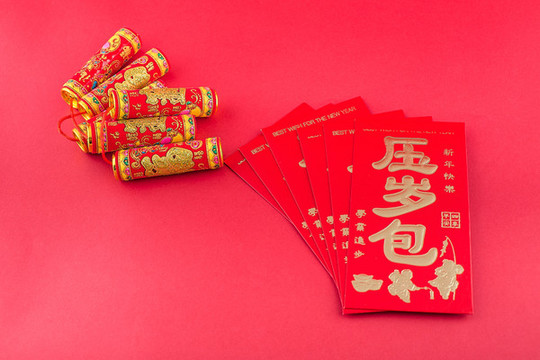 壓歲包和爆竹新年春節(jié)主題圖片