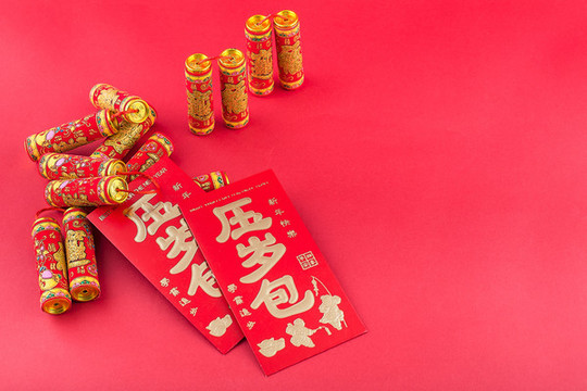 壓歲包和爆竹新年春節(jié)主題圖片