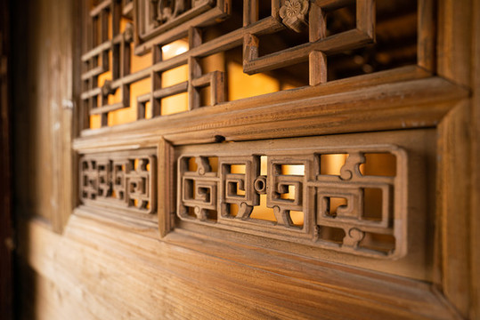 中國傳統(tǒng)古建筑木門木雕