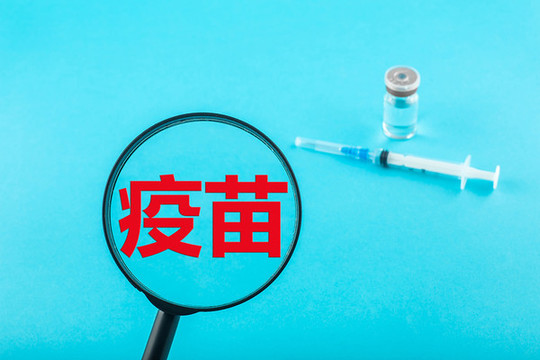 藍背景微距拍攝疫苗主題圖片