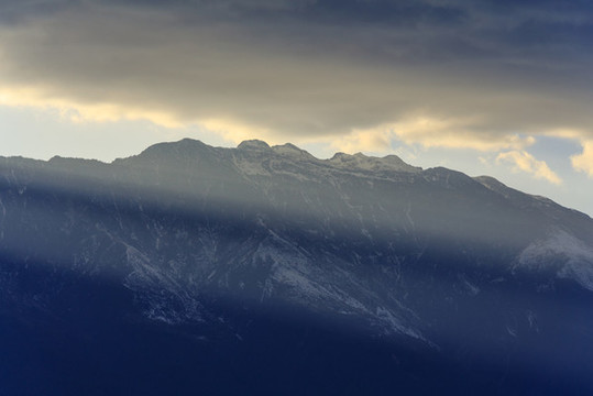 云南大理蒼山雪山耶穌光云隙光