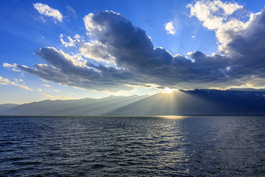 云南大理蒼山洱海藍(lán)天夕陽日落