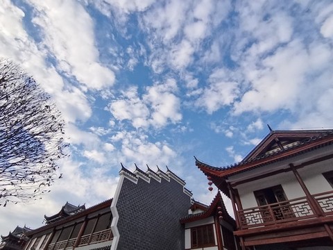 仰拍天空古建筑