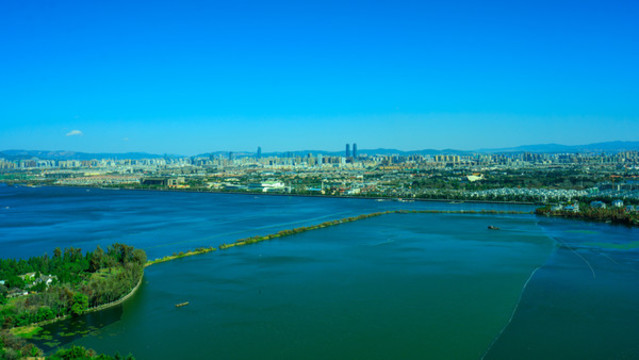 西山俯瞰昆明滇池城市建筑群