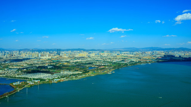 西山俯瞰昆明滇池城市建筑群