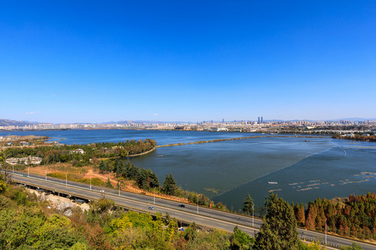 西山俯瞰昆明滇池城市建筑群