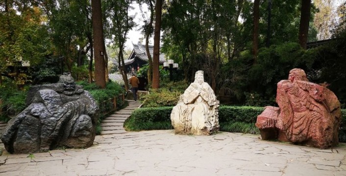 劉備關(guān)羽張飛塑像