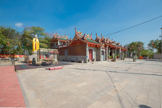 廈門大嶝島傳統(tǒng)寺廟和金色觀音像
