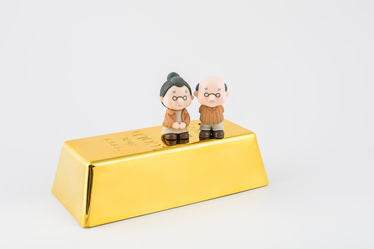老人模型和金塊養(yǎng)老金退休金配圖