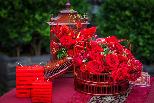 中式婚禮喜慶元素紅色鮮花裝飾