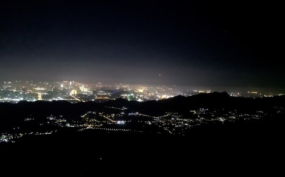 山頂俯視城市夜景