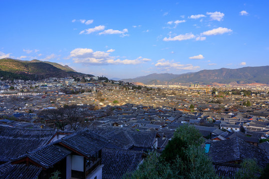 俯瞰麗江古城遠(yuǎn)山藍(lán)天白云