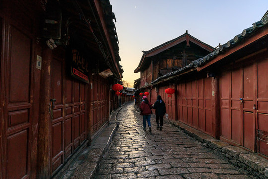 麗江古城新義街四方街晨景