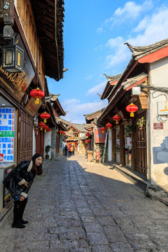 云南麗江古城區(qū)街景藍(lán)天白云